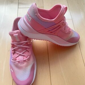 (NWOT) puma girl sneaker size 1